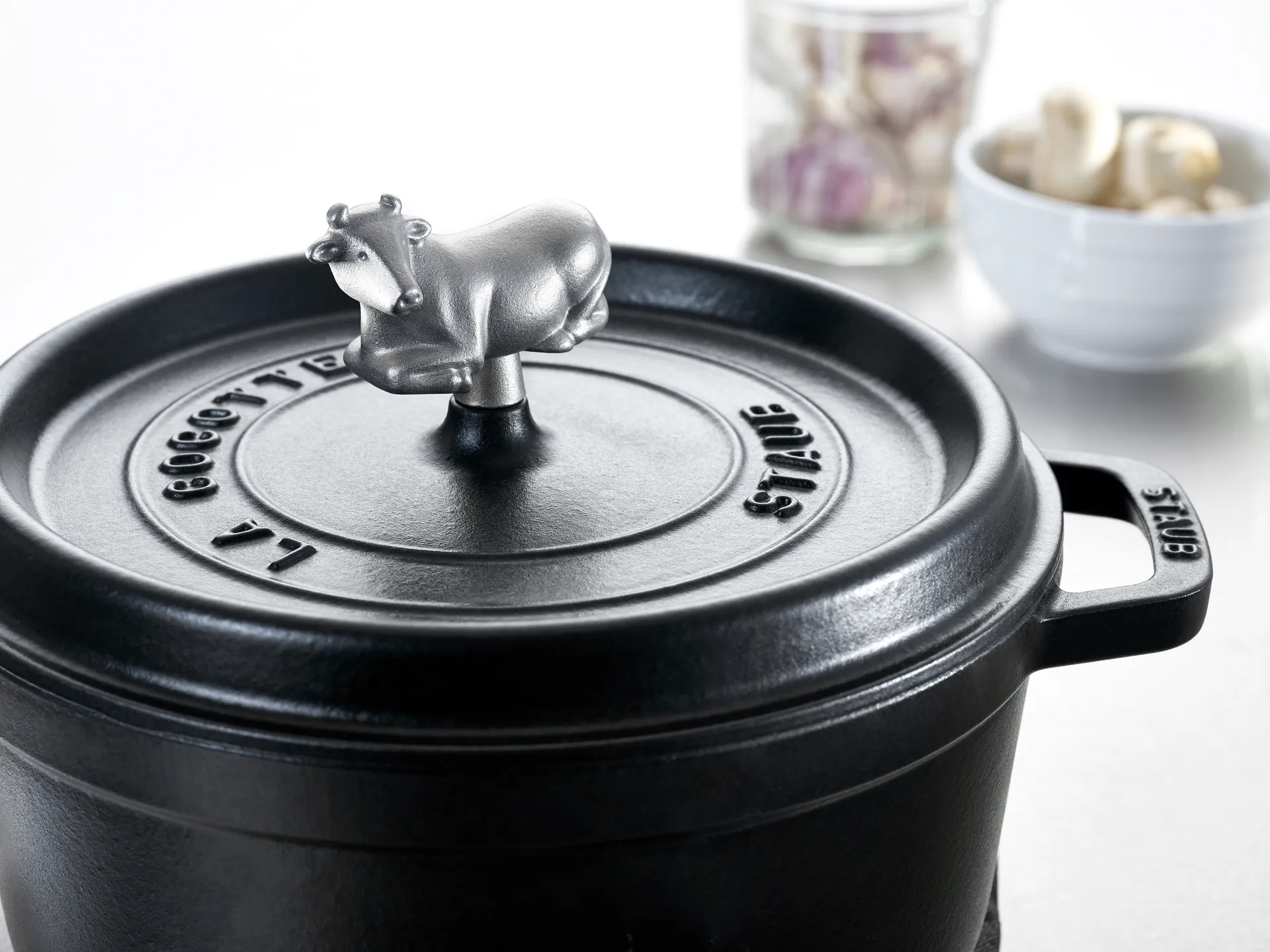 Staub knopp i metall, Ko STAUB