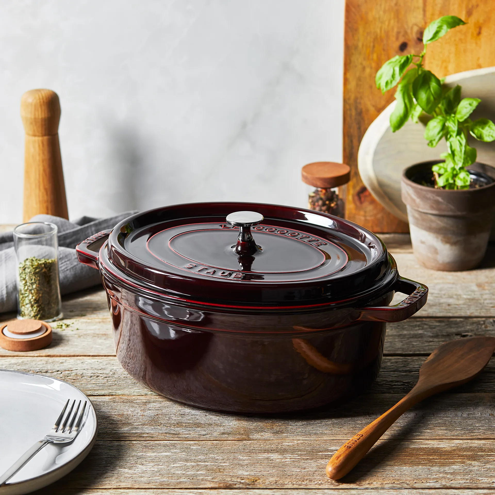 Staub La Cocotte oval gryta gjutjärn 5,5 L, Grenadinröd STAUB