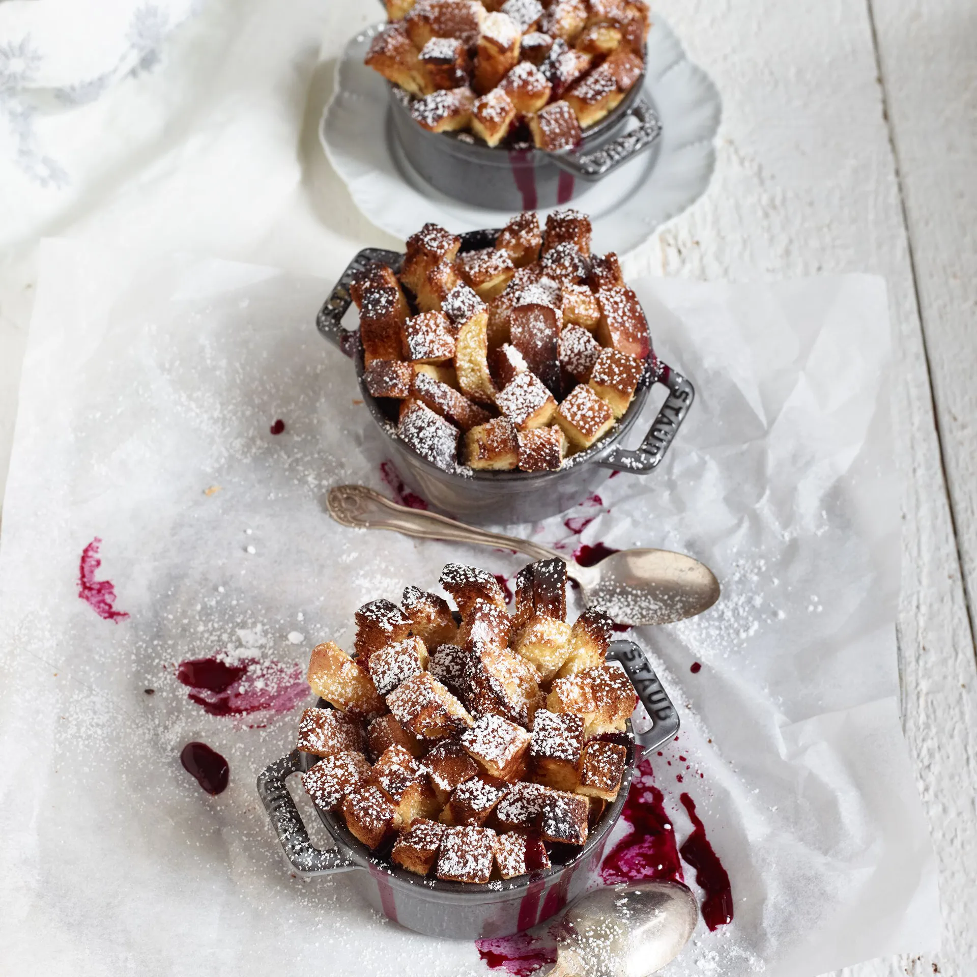 Staub serveringshållare till 3 minigrytor, Bambu STAUB