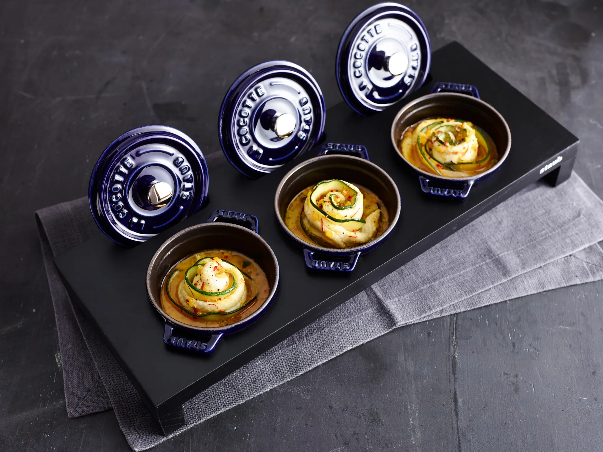 Staub serveringshållare till 3 minigrytor, Svart STAUB