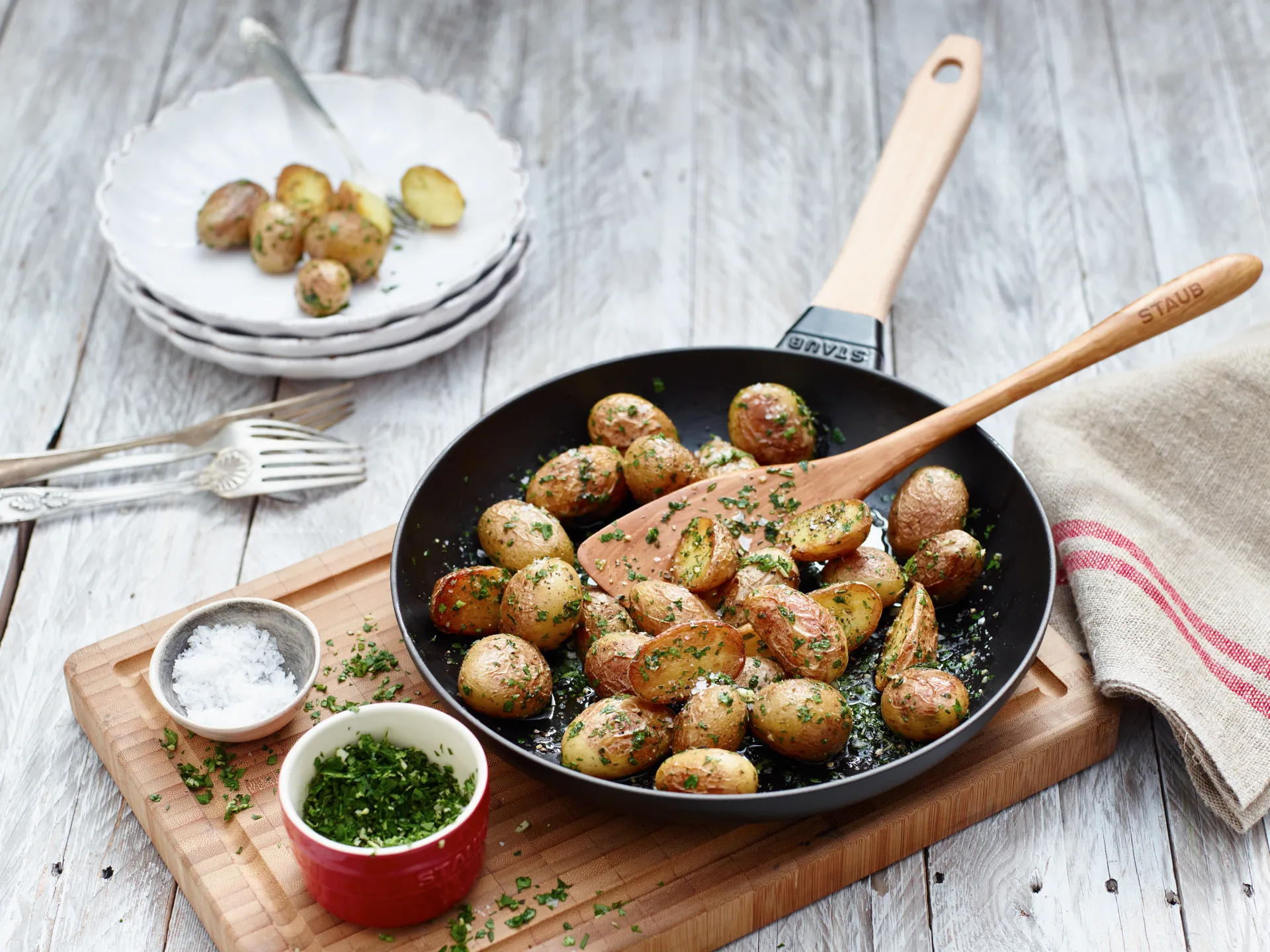 Staub stekpanna gjutjärn svart ljust trähandtag, Ø20 cm STAUB