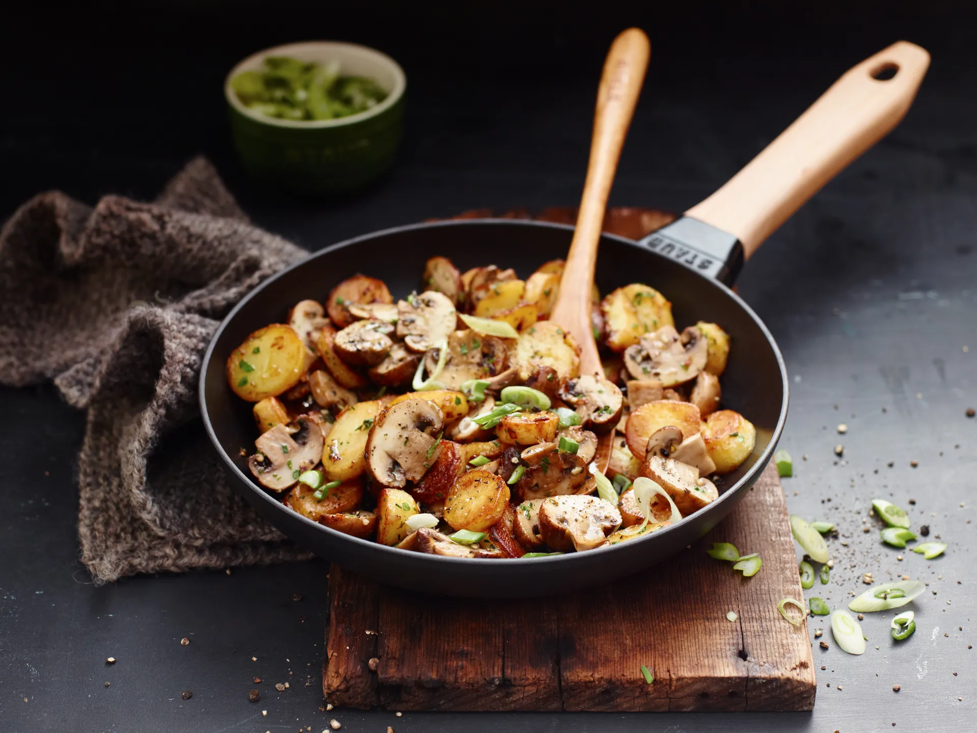 Staub stekpanna gjutjärn svart ljust trähandtag, Ø24 cm STAUB