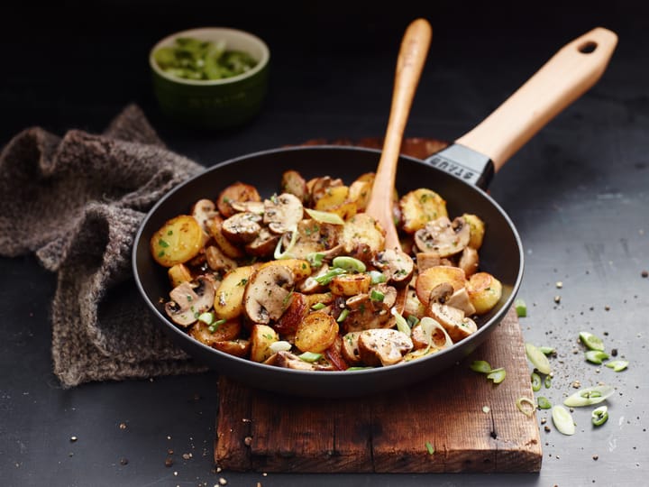 Staub stekpanna gjutjärn svart ljust trähandtag, Ø24 cm STAUB