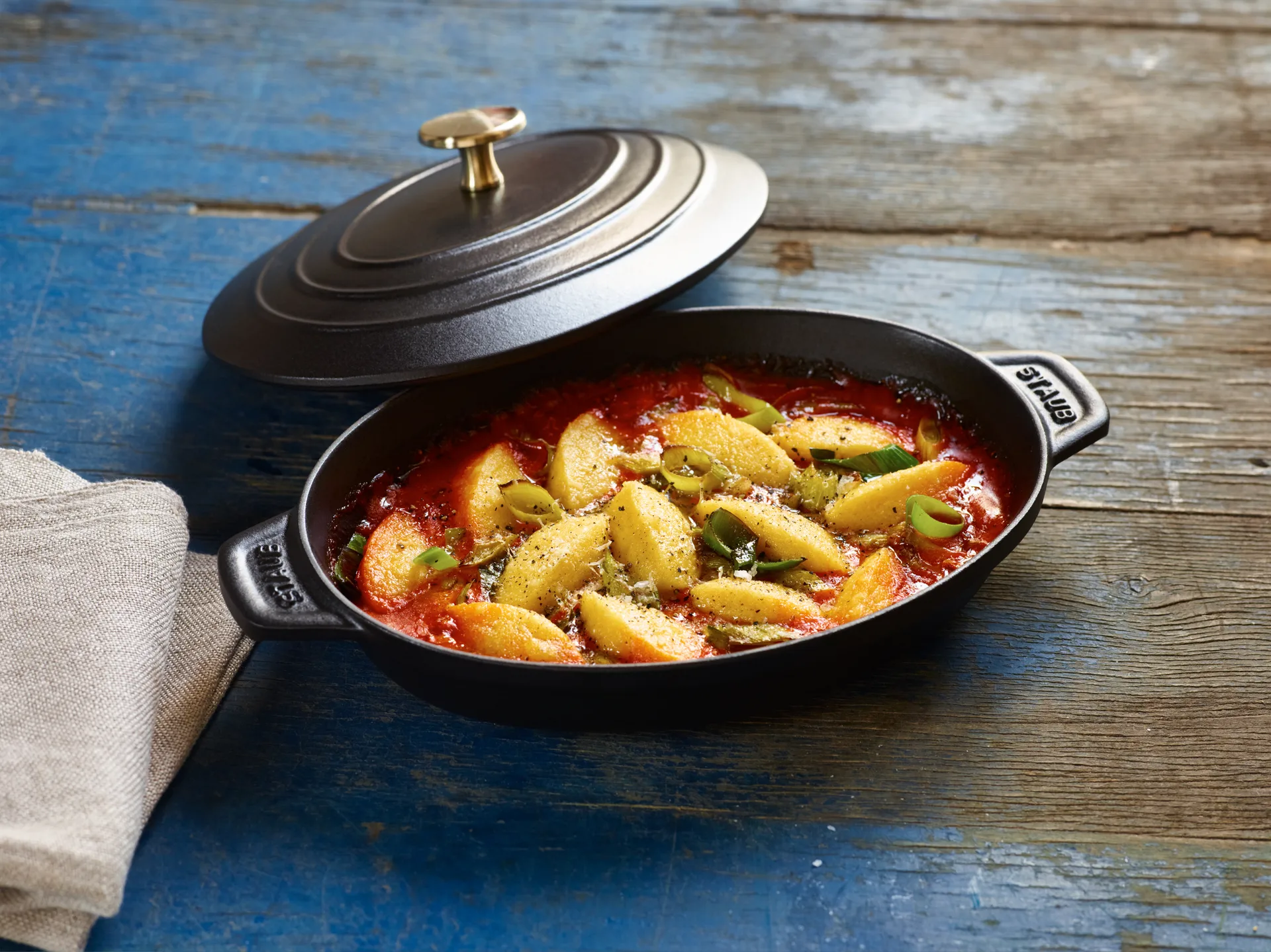 Staub ugnsform gjutjärn med lock oval 23 cm, Svart STAUB