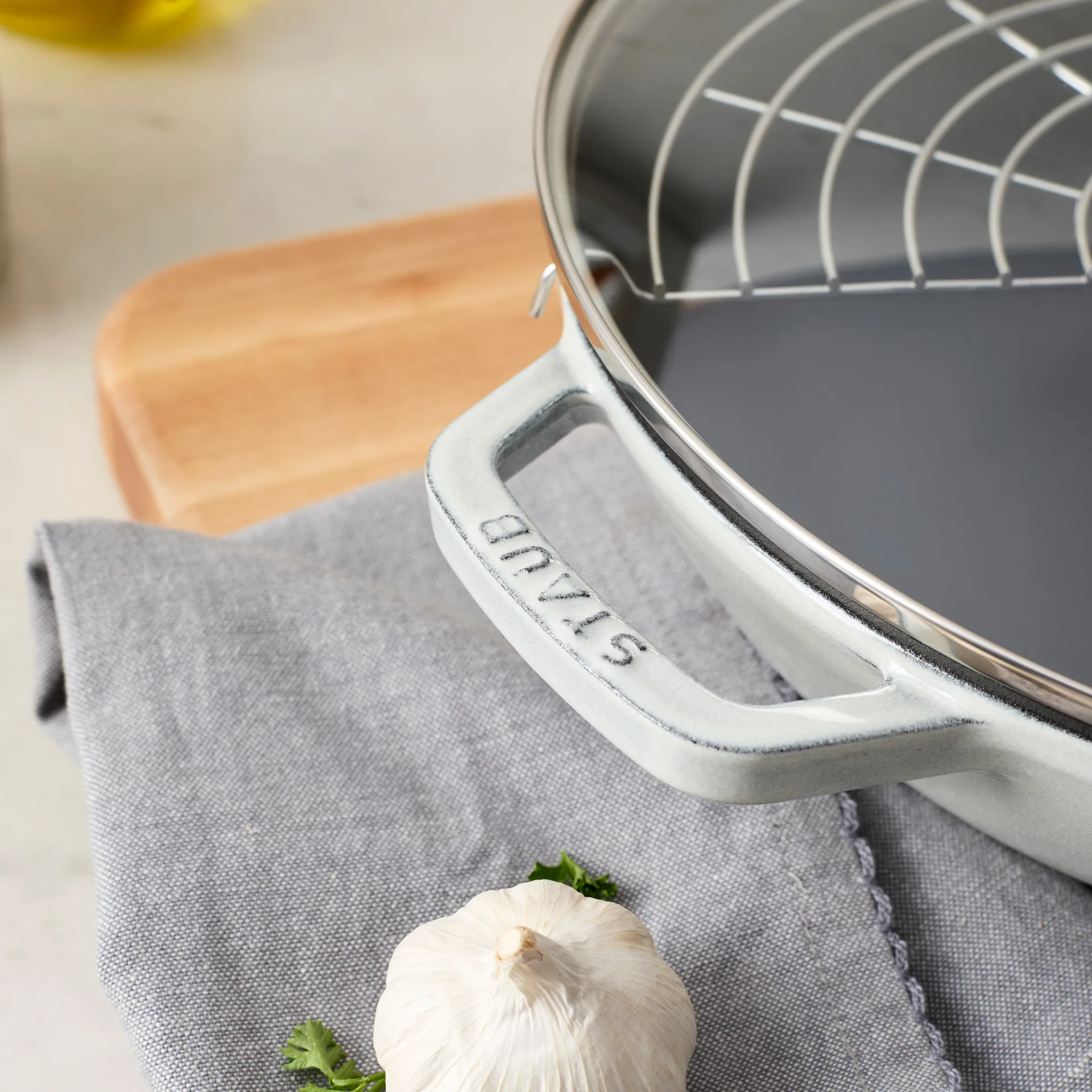 Staub wokpanna gjutjärn med glaslock Ø30 cm, White truffle STAUB