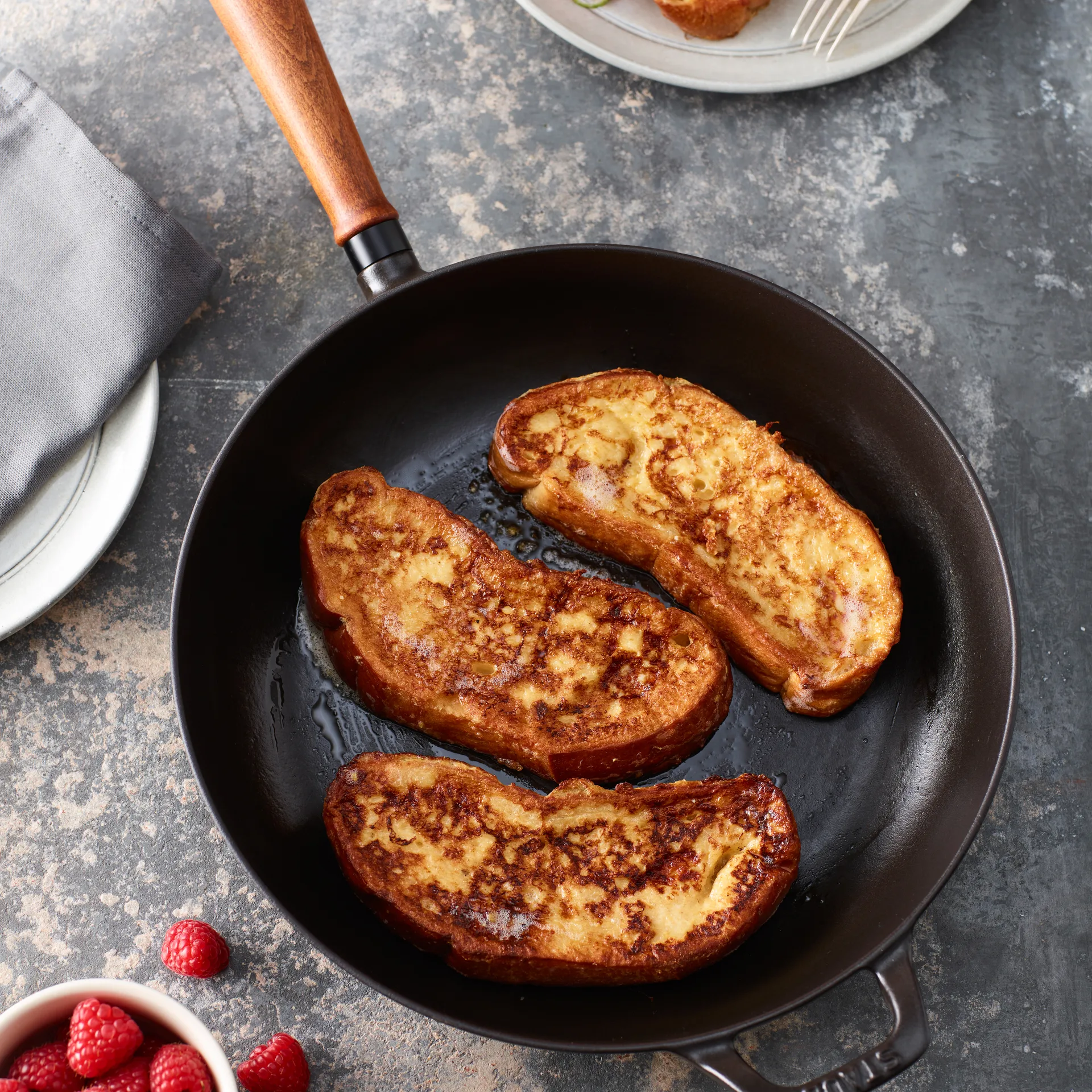 Vintage stekpanna med trähandtag Ø24 cm, Svart STAUB