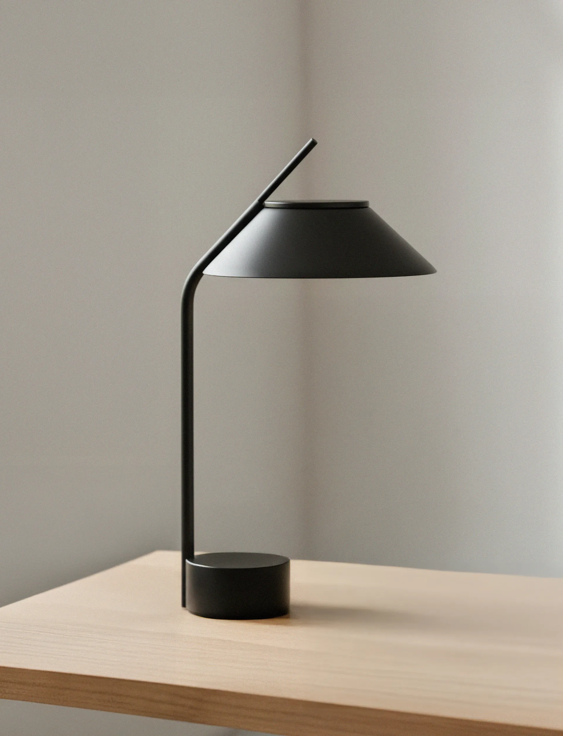 Vinkel LED bordslampa portabel, Black Stelton