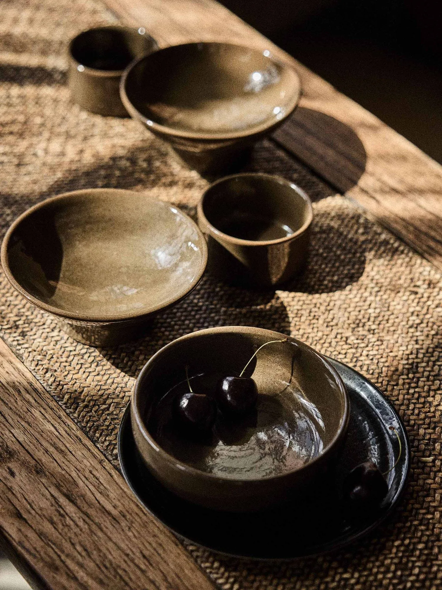 Elio skål på fot, Dark brown, Ø14,5x6 cm Tell Me More