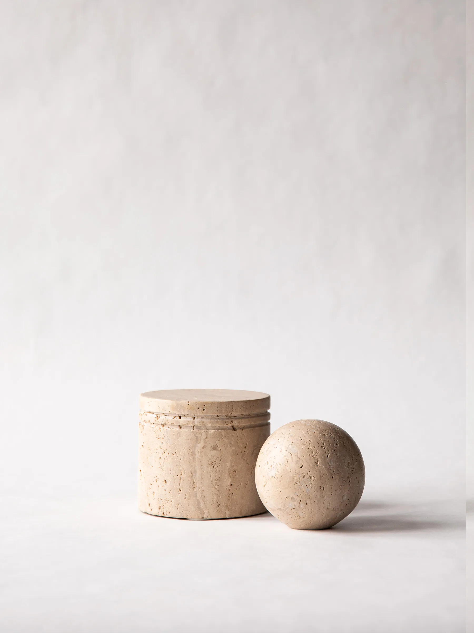 Travertine burk med lock, Ø13 cm Tell Me More