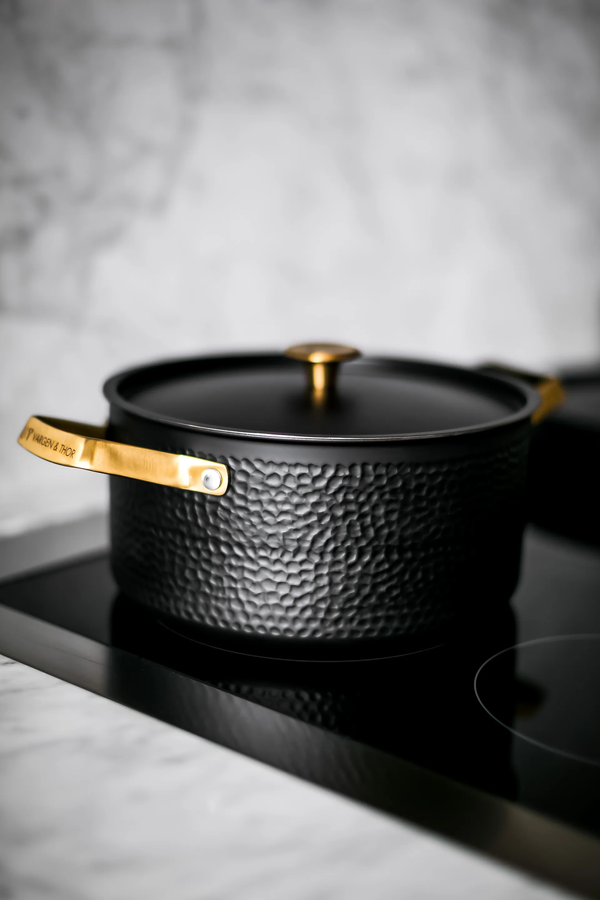 Arvet hamrad svart gryta med lock, Mio, 4 L Vargen & Thor