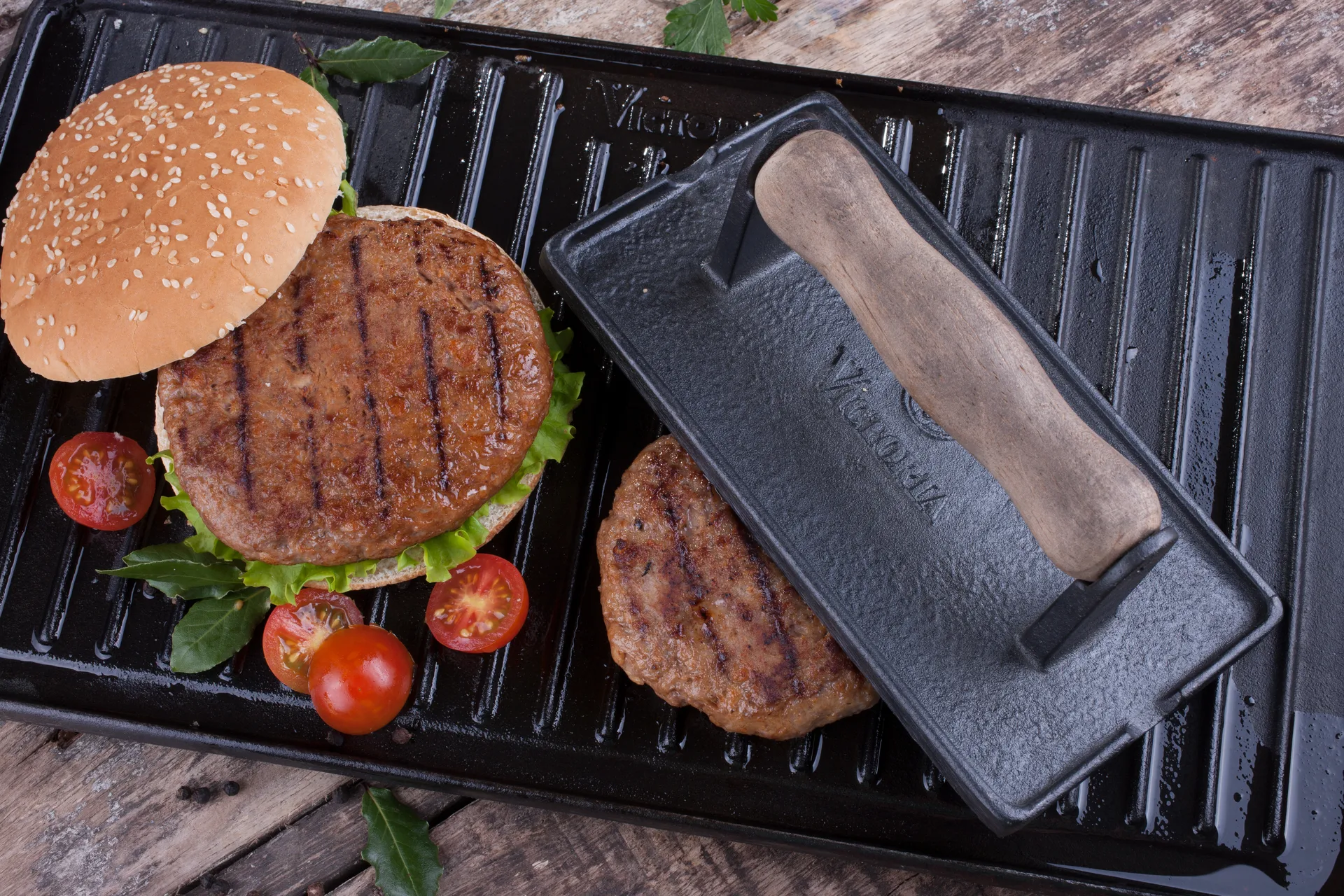 Bacon- och grillpress gjutjärn med trähandtag, 21x11 cm Victoria