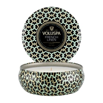 Läs mer om Voluspa Maison Noir 3-wick Tin doftljus 40 timmar French Linen