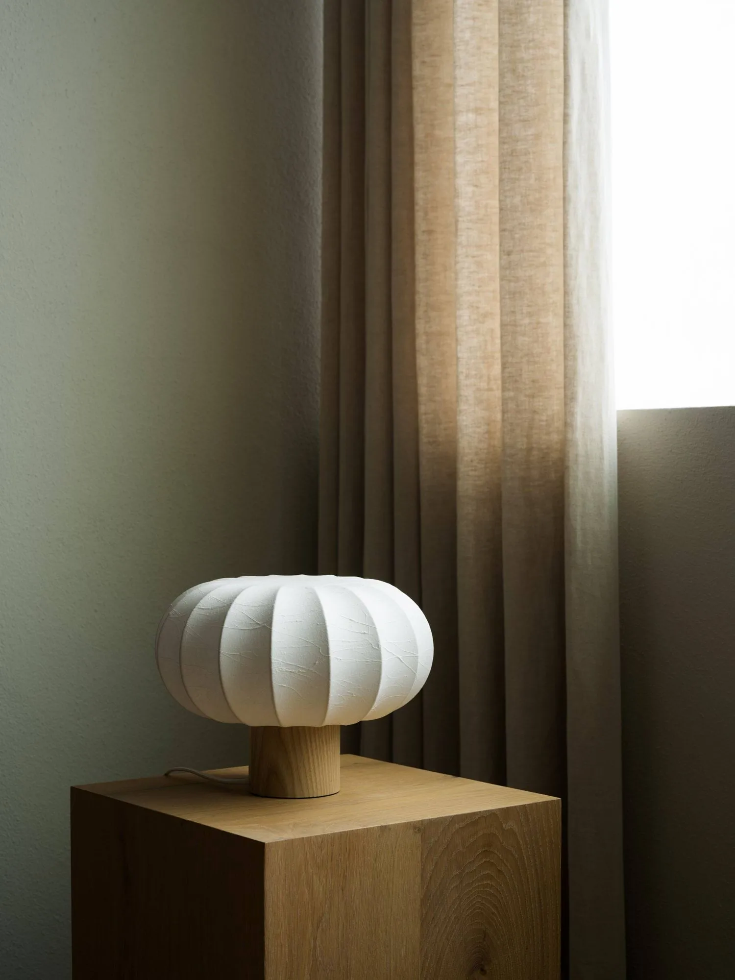 Lunari bordslampa, White-Natural ash, Ø32x24cm Watt & Veke Lunari bordslampa, White-Natural ash, Ø32x24cm Watt & Veke