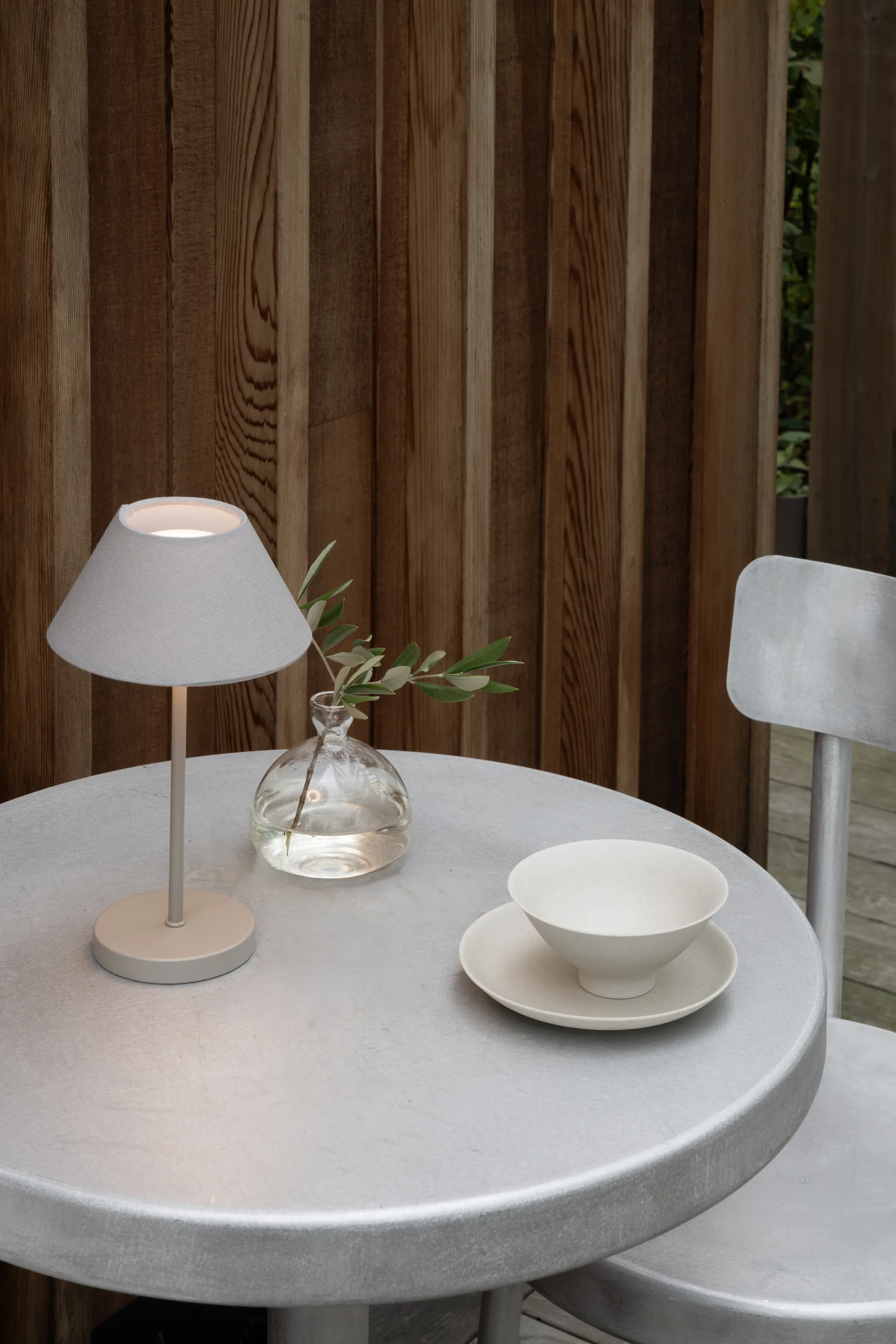 Teya bordslampa portable, Warm grey, Ø15x26 cm Watt & Veke