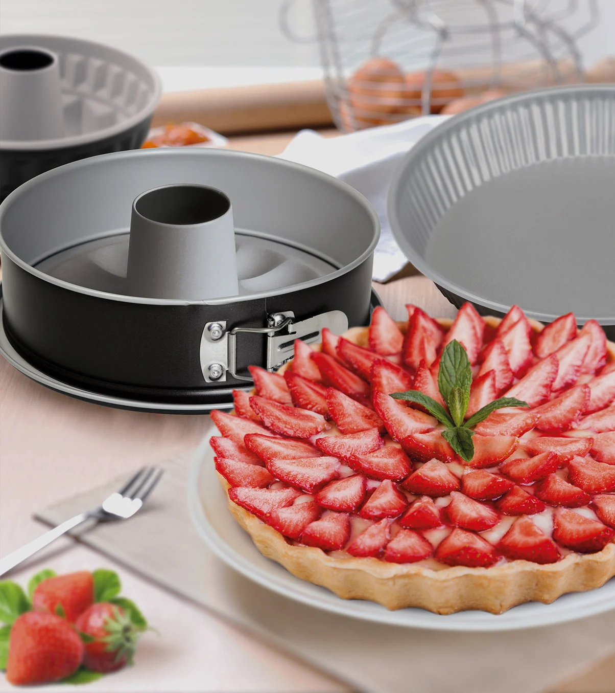 Jordgubbstårta med mynta, bredvid non-stick bakformar: springform, sockerkaksform och pajform.