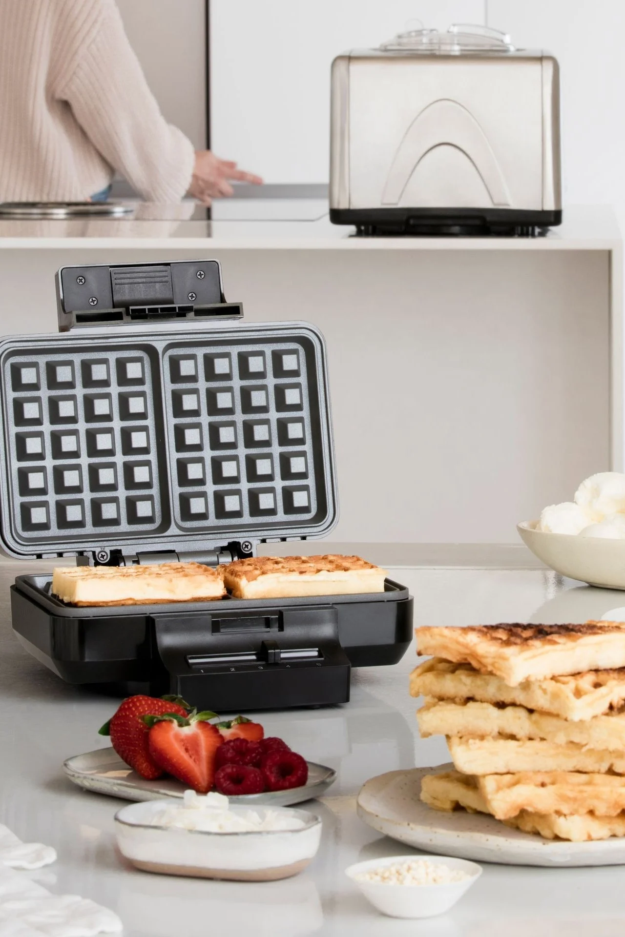 Ett belgiskt våffeljärn som detta från Wilfa är nödvändigt i köket och gör härliga våfflor, vilket gör det till en perfekt present för alla.