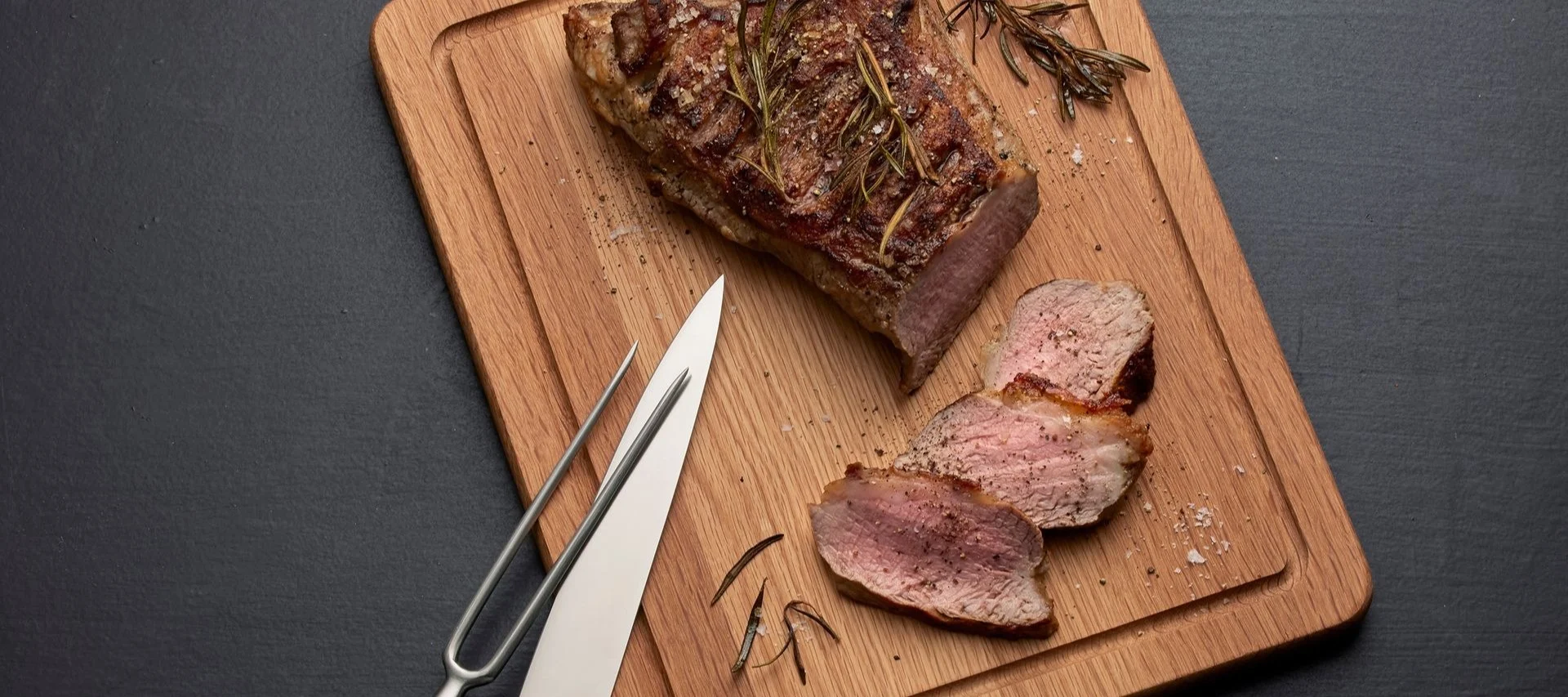 Steka entrecote - guide hos Kitchentime. Här köttbit i en panna i non-stick.