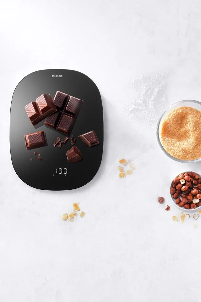 Chokladen vägs på den svarta digitala köksvågen från Zwilling.