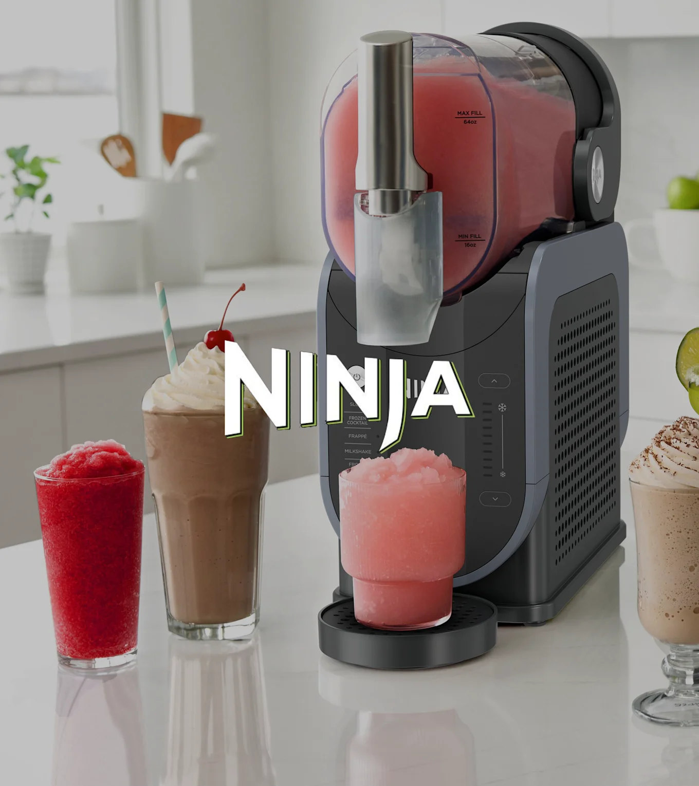 Ninja maskin för frysta drycker omgiven av glas med röd slushie, chokladmilkshake och rosa frysta drycker på en köksbänk.