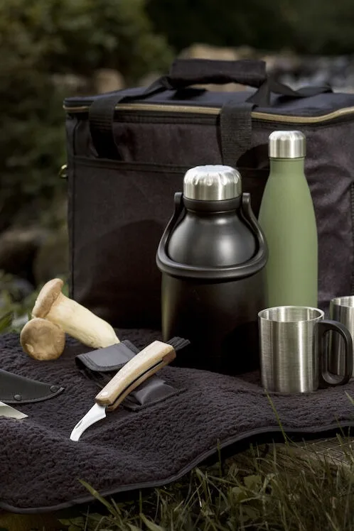 Tillbehör till svampplockningen: termos, kaffemuggar och svampkniv från Sagaform på en picknickpläd och med City kylväska.