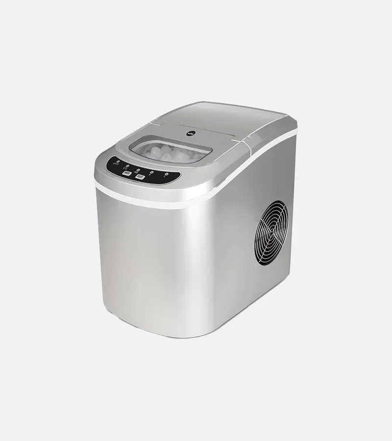 Silverfärgad ismaskin med transparent lock som visar isbitar, en kontrollpanel framtill och ett fläktgaller på sidan.