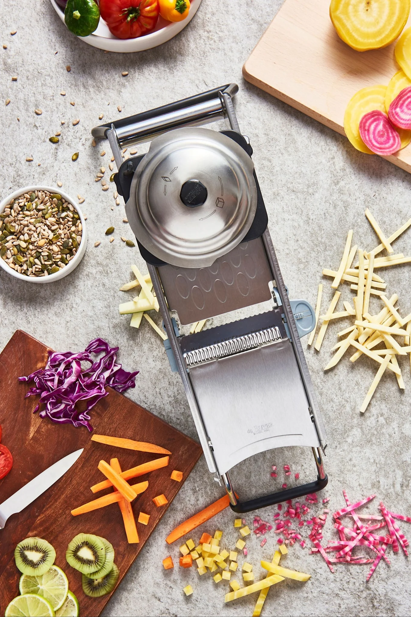 En högkvalitativ rivjärn kan underlätta arbetet i köket avsevärt, vilket gör det till en utmärkt presentidé för hobbykockar. Ge därför De Buyer Revolution-mandolinen i present, med vilken frukt och grönsaker enkelt kan skäras i olika former.