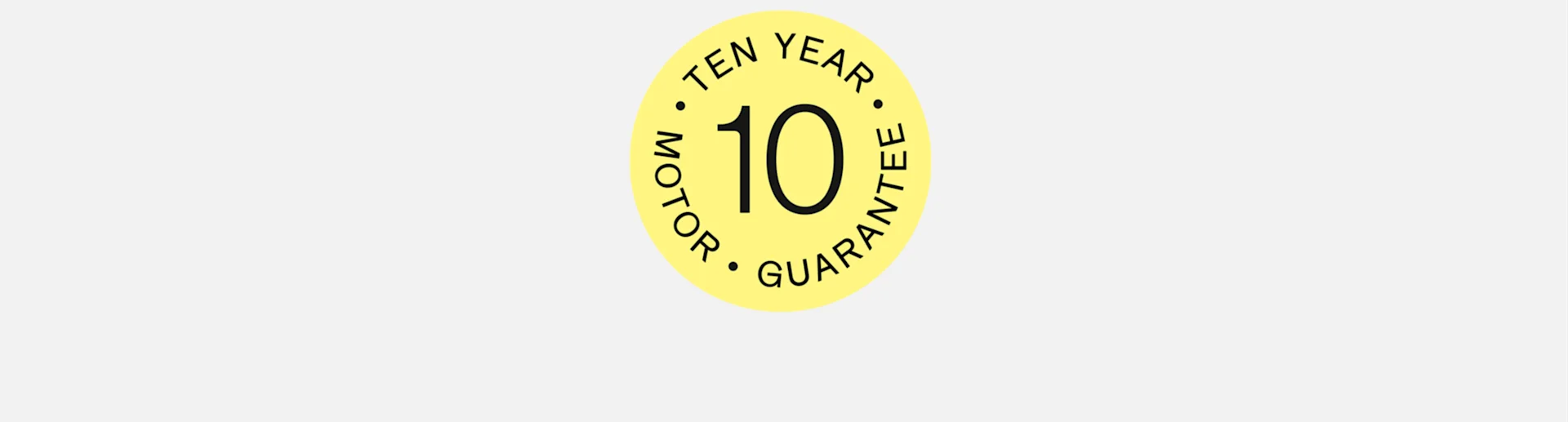 Gul cirkulär märkning med '10' i mitten och texten 'TEN YEAR MOTOR GUARANTEE' runt om.