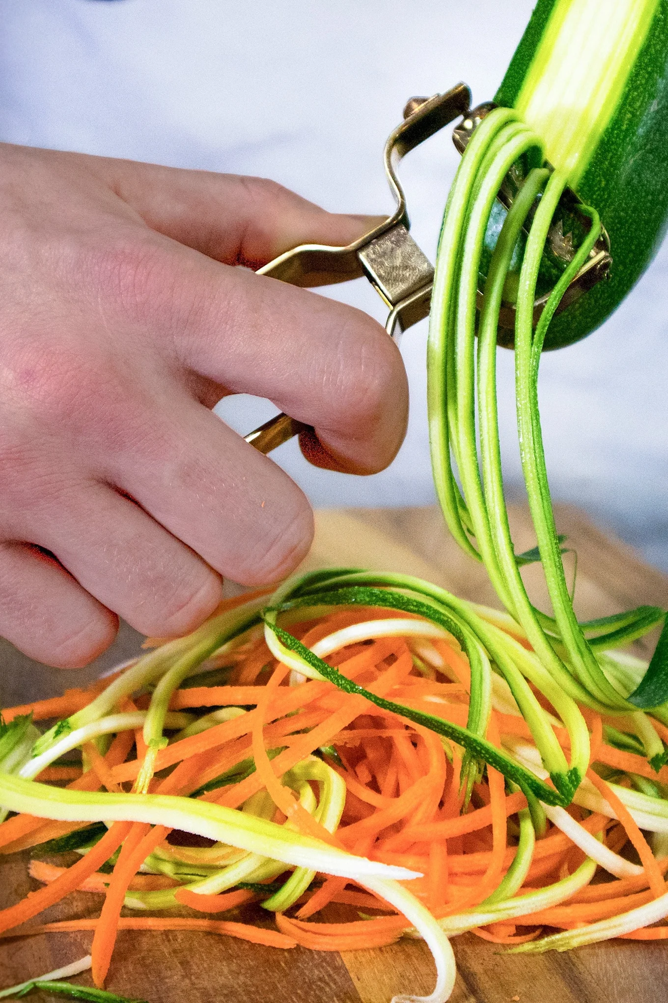 Du kan använda Satake-skivaren för att göra julienne av gurkor eller morötter.