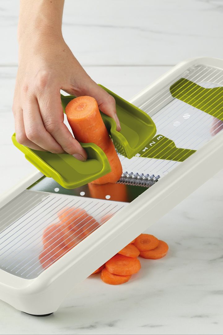 Med Multi Grip Mandoline från Joseph Joseph kan du snabbt riva morötter till skivor.