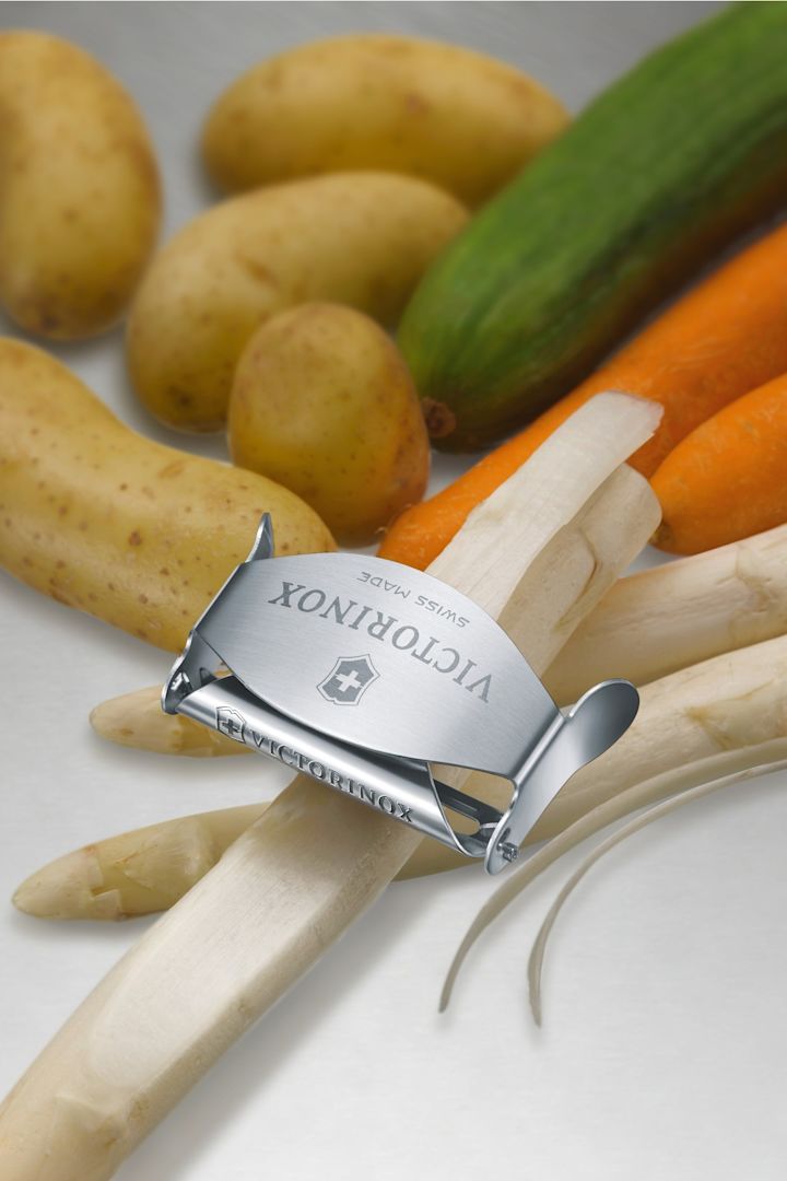Vit sparris skalas med den Swiss potatisskalaren från Victorinox.