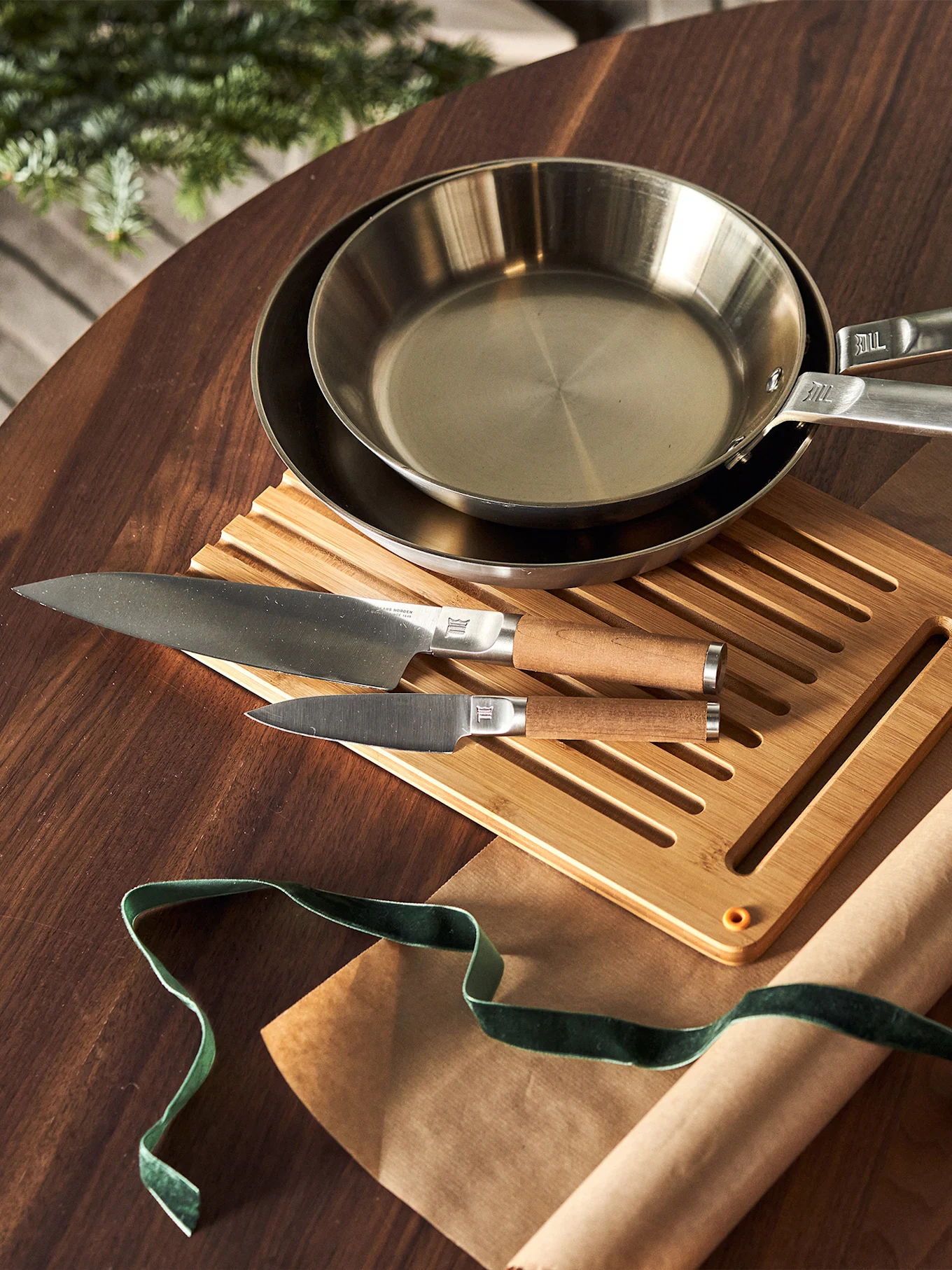 Fiskars stekpannor och knivar som håller på att bli inslagna.