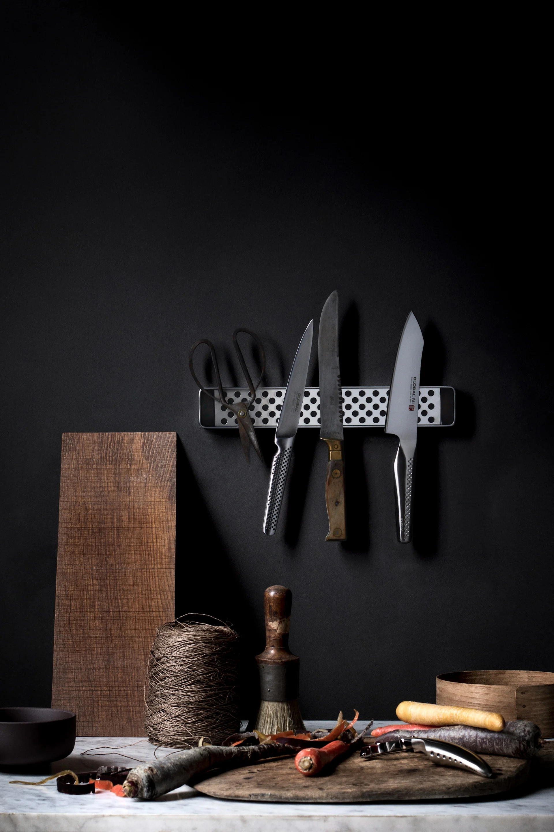 Global knivar sitter på en magnetlist. 