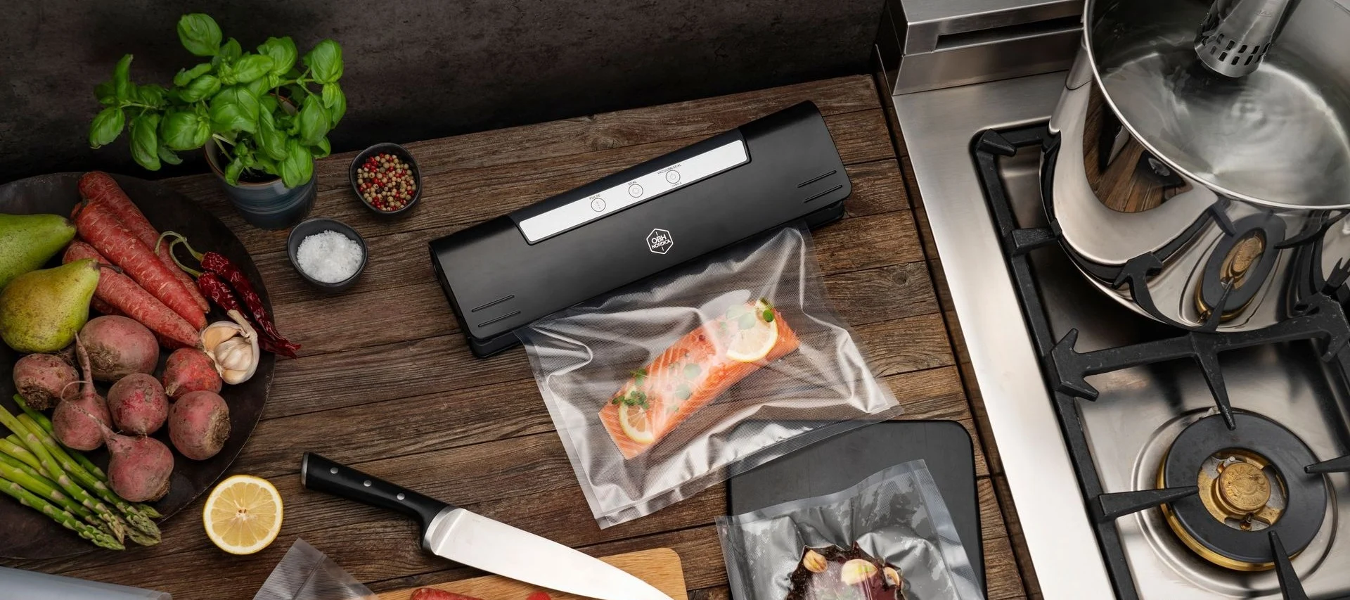 En perfekt present till hobbykockar är en vakuumförpackare, som inte bara förlänger hållbarheten på livsmedel utan också är praktisk för sous-vide-matlagning.