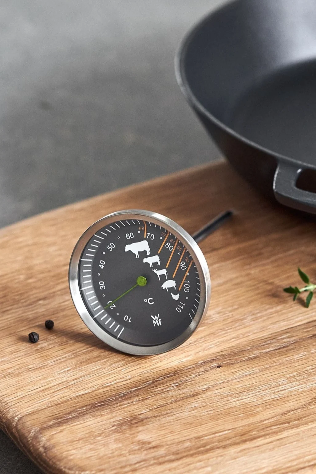 Termometern från WMF vilar på en träskiva.