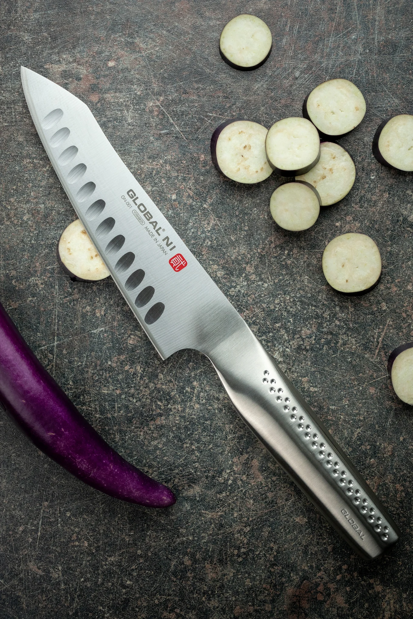 Global NI GN-001 Kockkniv Oriental som tillhör Global knivserien NI syns tillsammans med zucchini.