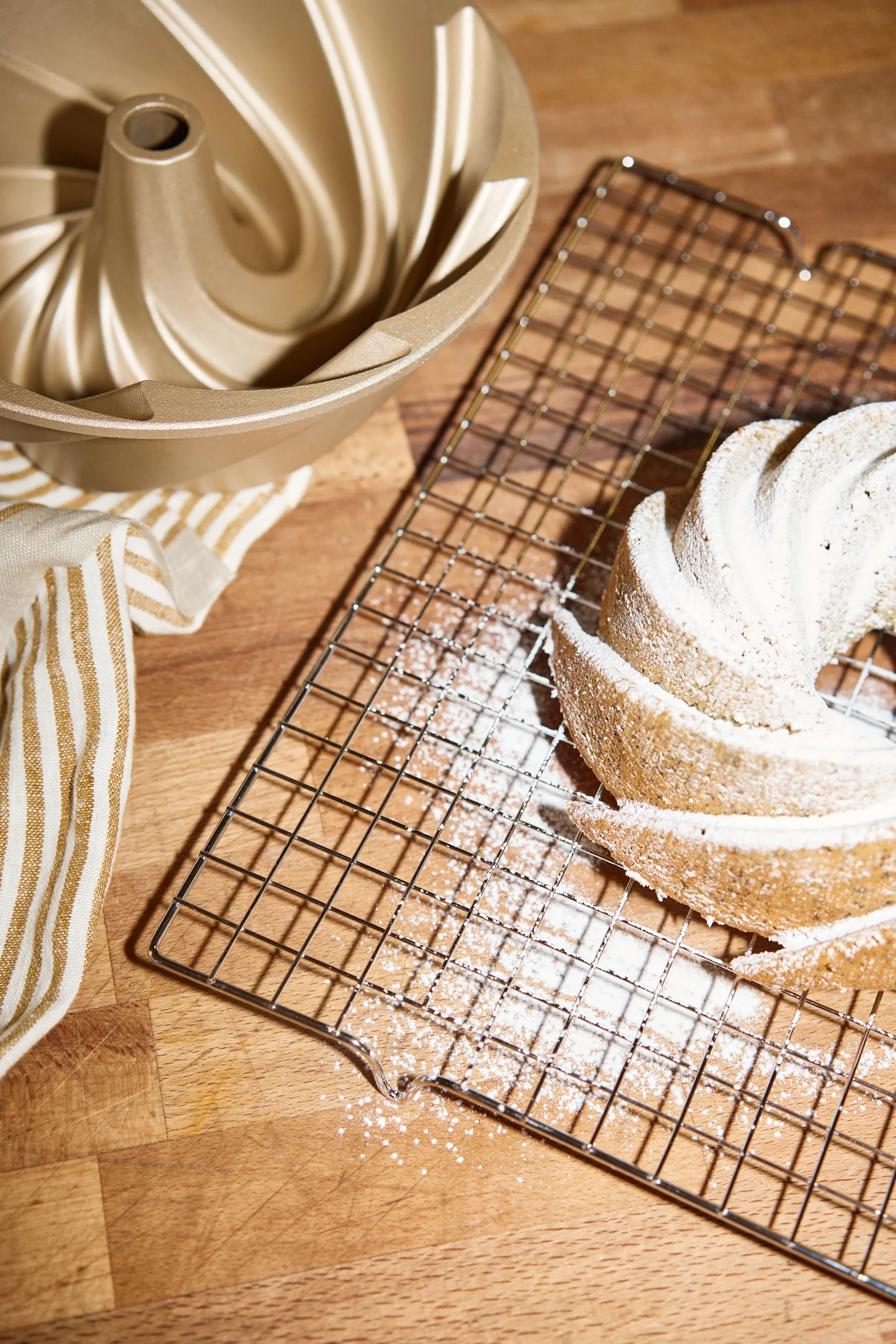 Lilian bjuder också på konstnärliga sockerkakor som hon bakar i Nordwiks kreativa formar och låter svalna på galler innan hon pudrar dem med florsocker.