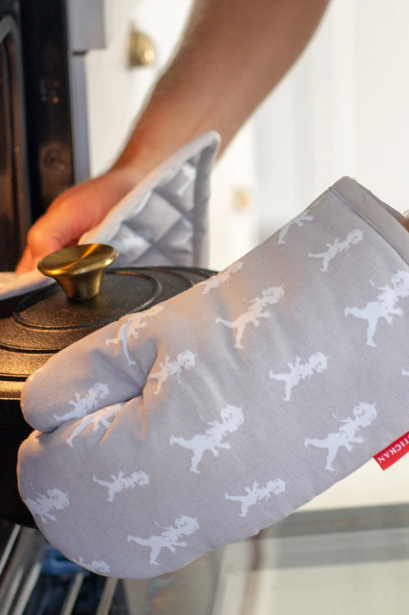 Även om de är oumbärliga är det nog få som gärna lägger pengar på ugnshandskar. Gör därför din favorit-hobbykock en tjänst och ge bort dessa stilfulla ugnshandskar från Solstickan.