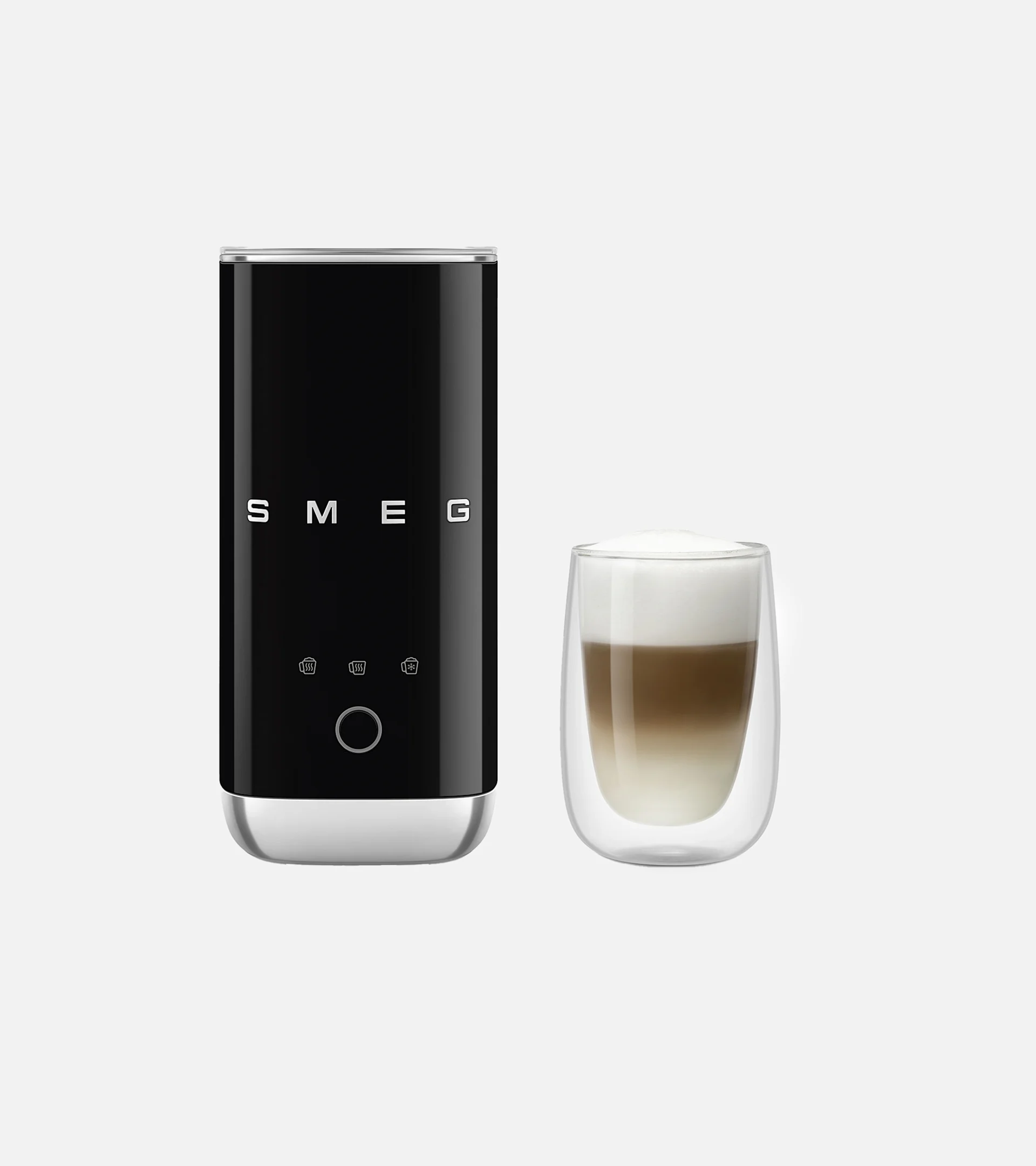 Svart Smeg mjölkskummare bredvid ett glas med lagerkaffe och skum.