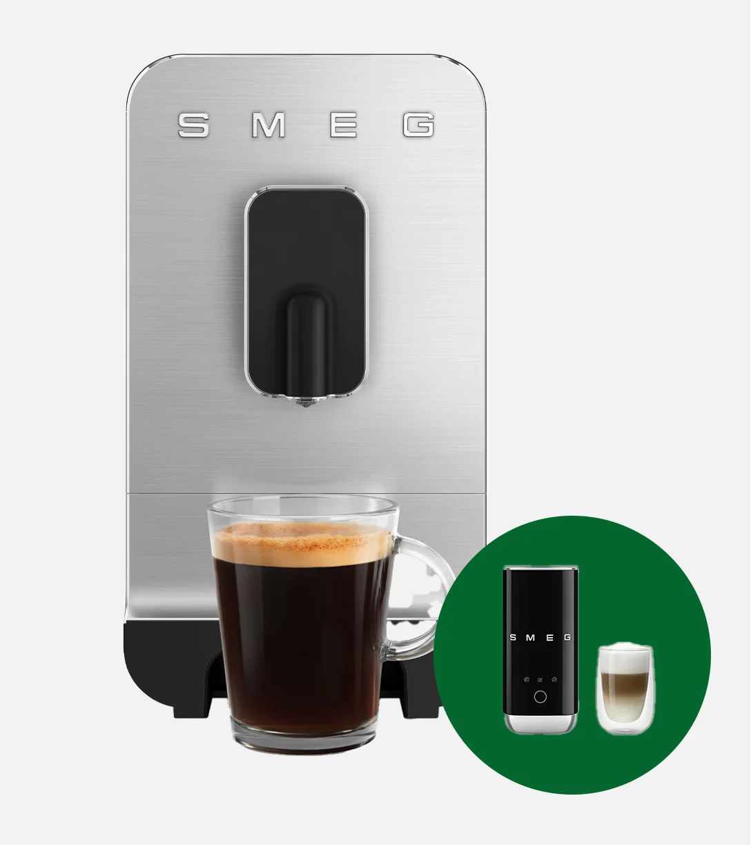 Silverfärgad kaffemaskin som häller kaffe i en glasmugg. En svart mjölkskummare och ett glas skummad mjölk visas i en grön cirkel.