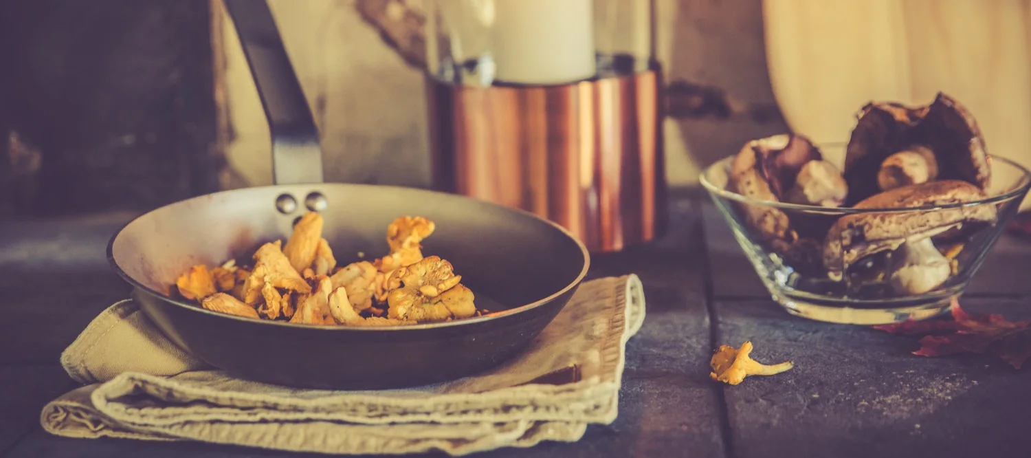 kantareller och portablosvampar i en gryta redo att torka.