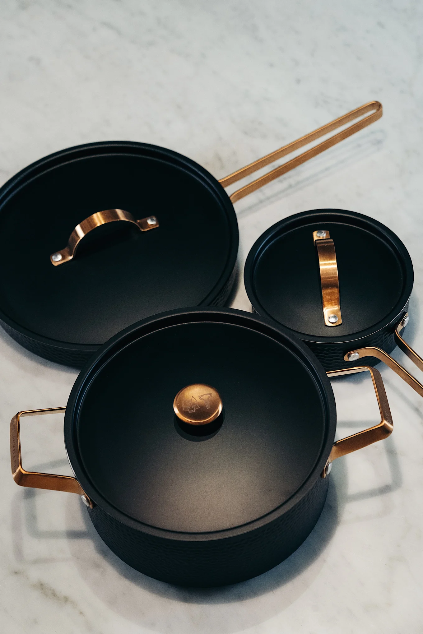 Arvet kastrullset från Vargen & Thor imponerar med sin stilrena design i svart och koppar.