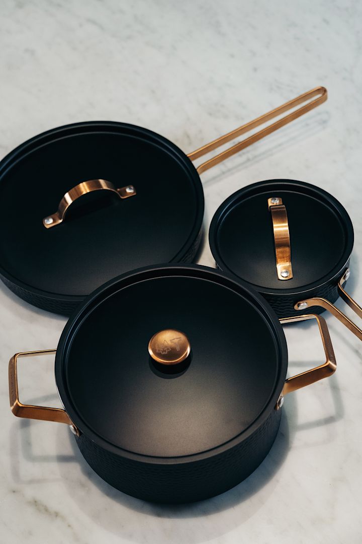 Arvet kastrullset från Vargen & Thor imponerar med sin stilrena design i svart och koppar.