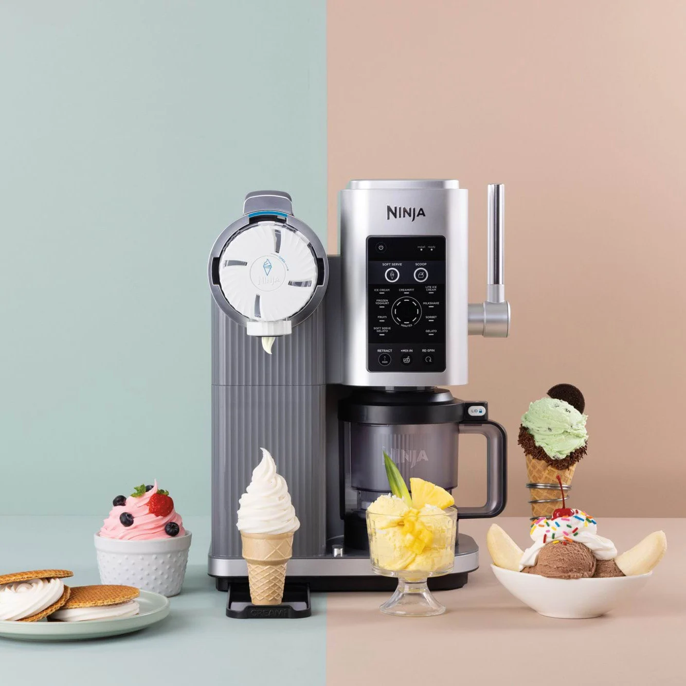En silverfärgad mjukglassmaskin omgiven av olika frysta godsaker som mjukglass, sundae och sorbet.