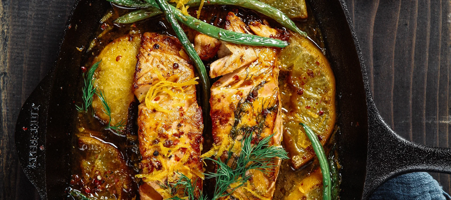 Steka lax-guide hos Kitchentime. Här stekt lax i en gjutjärnspanna.