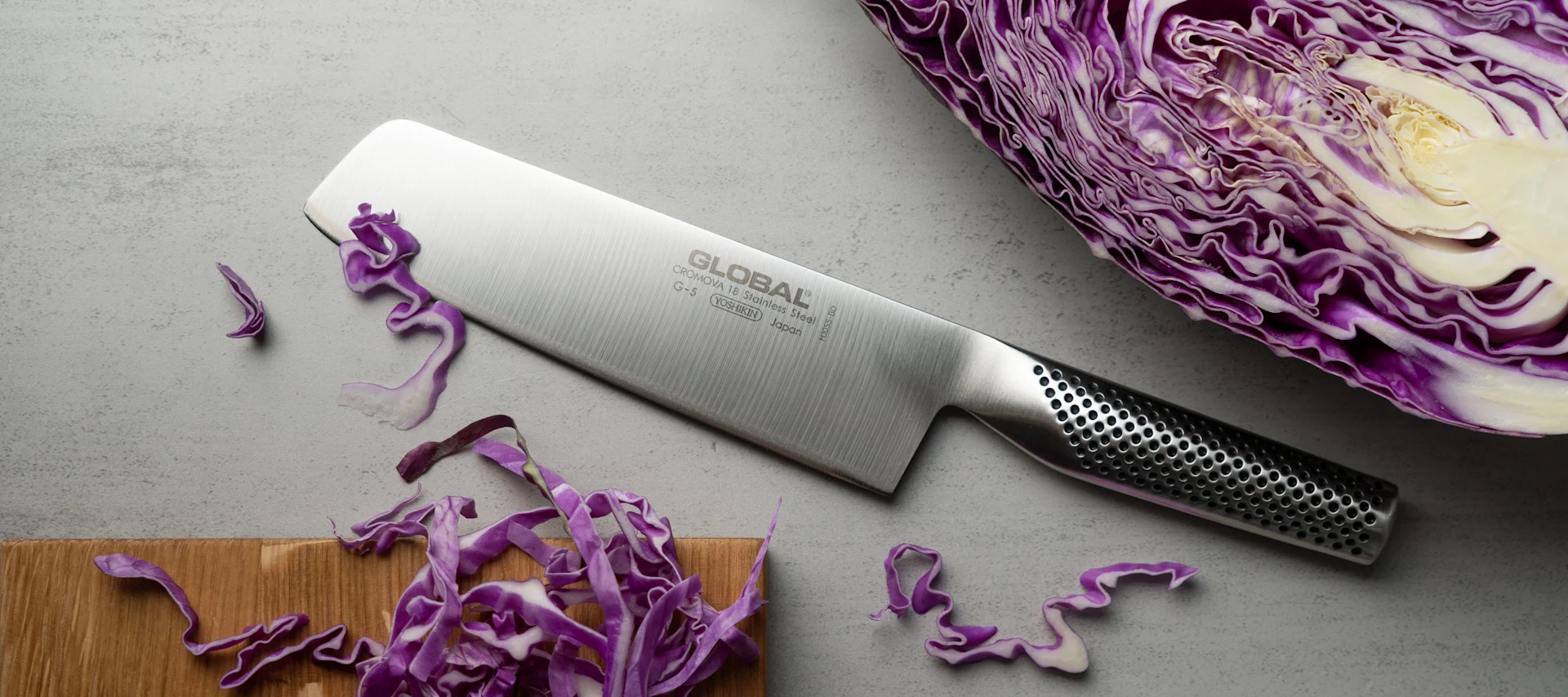 Global G-5 grönsakskniv tillsammans med rödkål som är uppskuret.