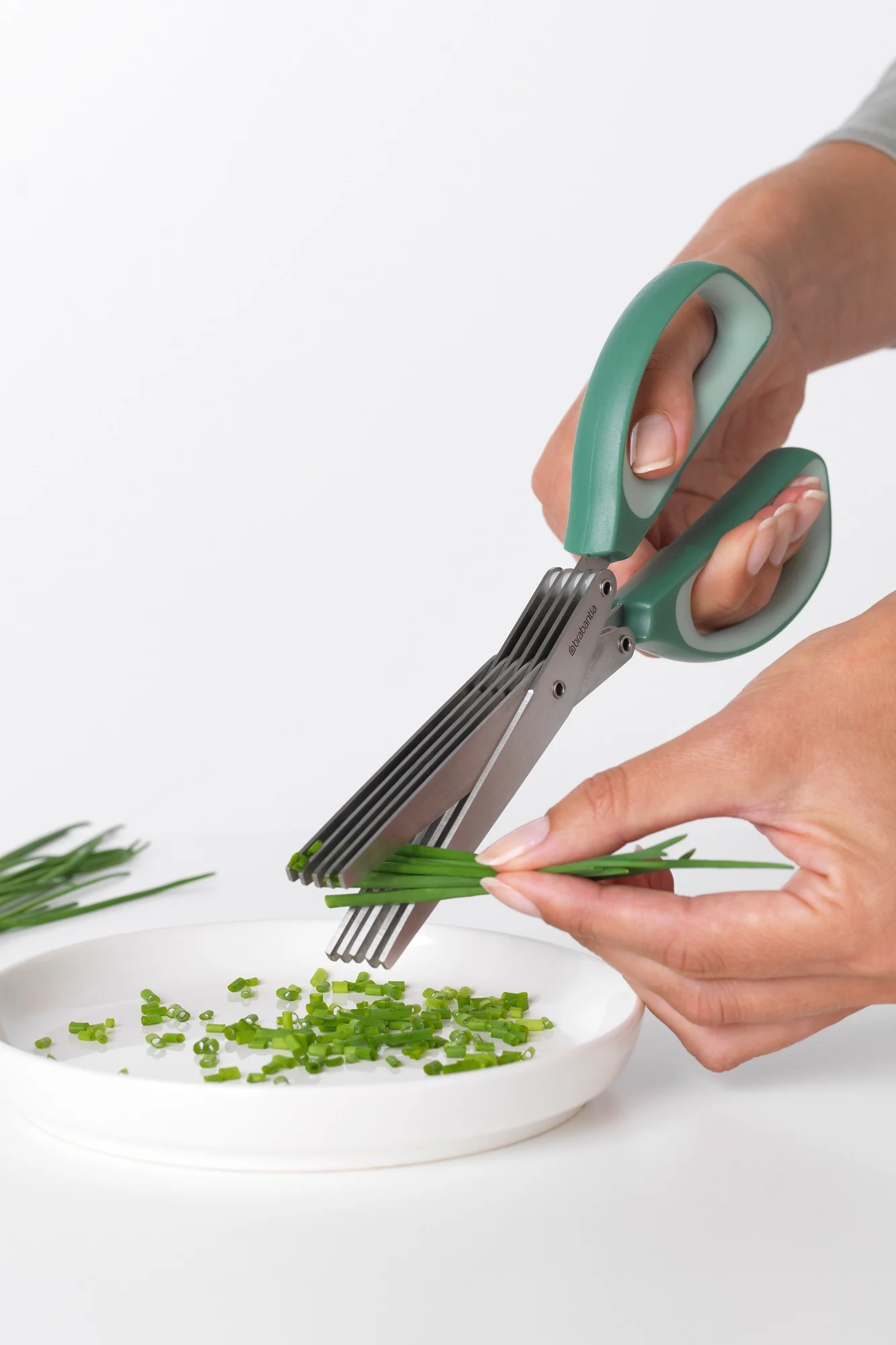 Örtsaxen från Brabantia är perfekt för att klippa gräslök eller andra örter, vilket gör den till en utmärkt present för hobbykockar.