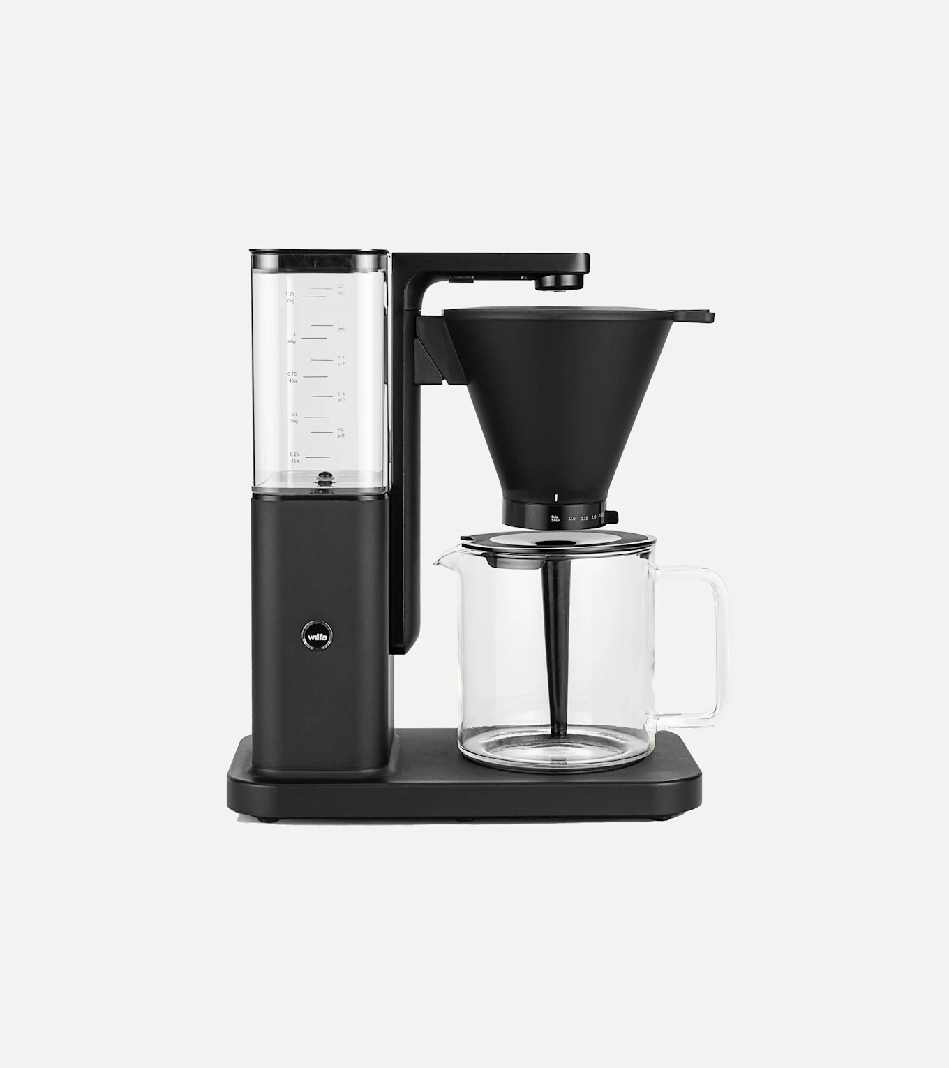 En svart kaffebryggare med en klar vattentank med mått, ett svart filter och en glaskanna, på en svart bas.