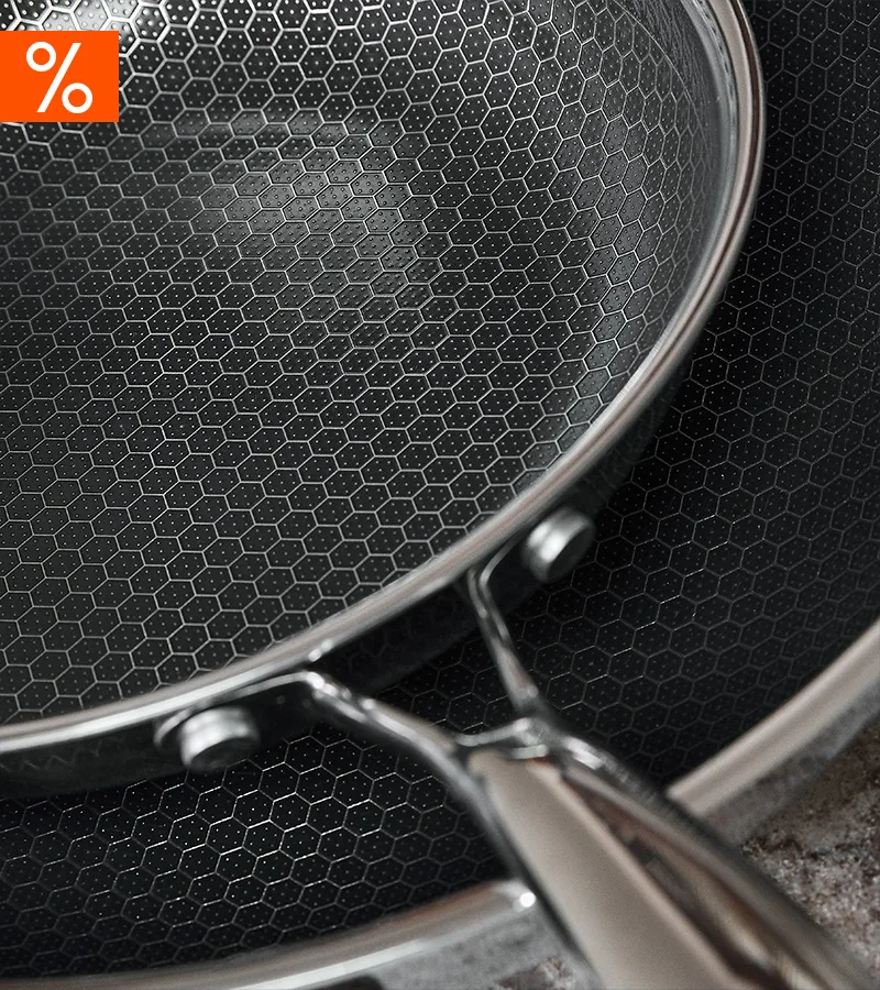 Närbild av en stekpanna med ett sexkantigt non-stick mönster och en orange rabattlapp.