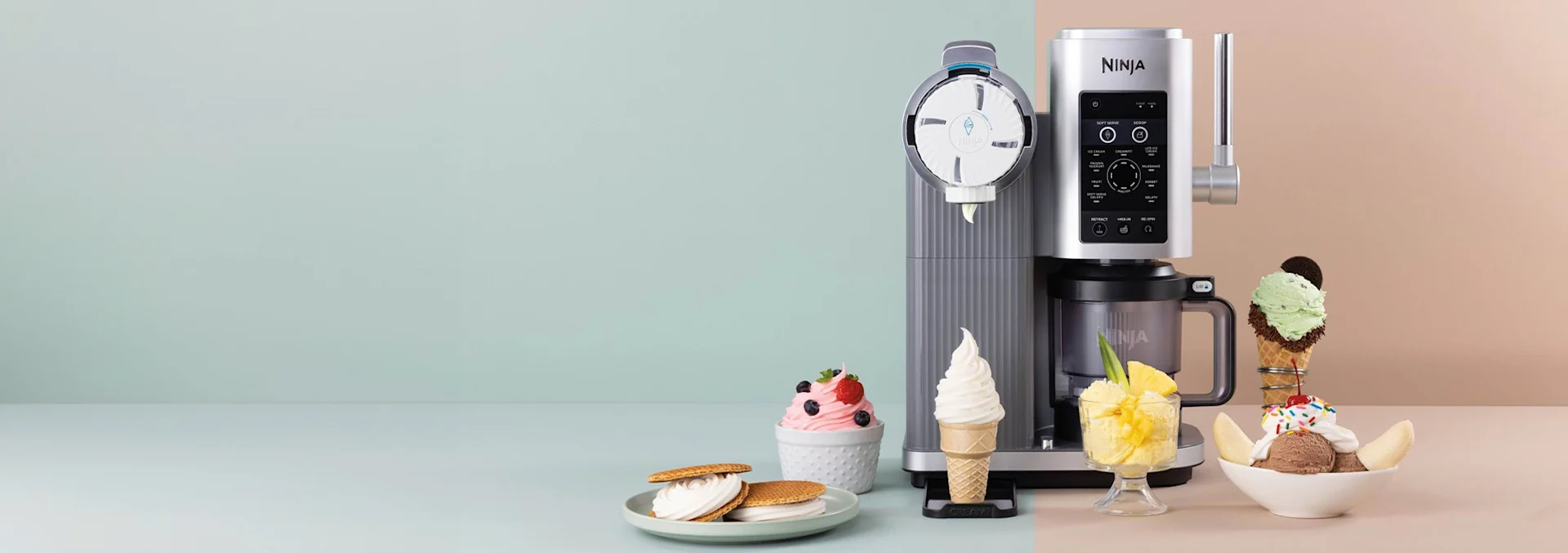 En silver- och grå apparat bredvid mjukglass, ananassorbet, glass-smörgåsar, mintglass och en banansplit.