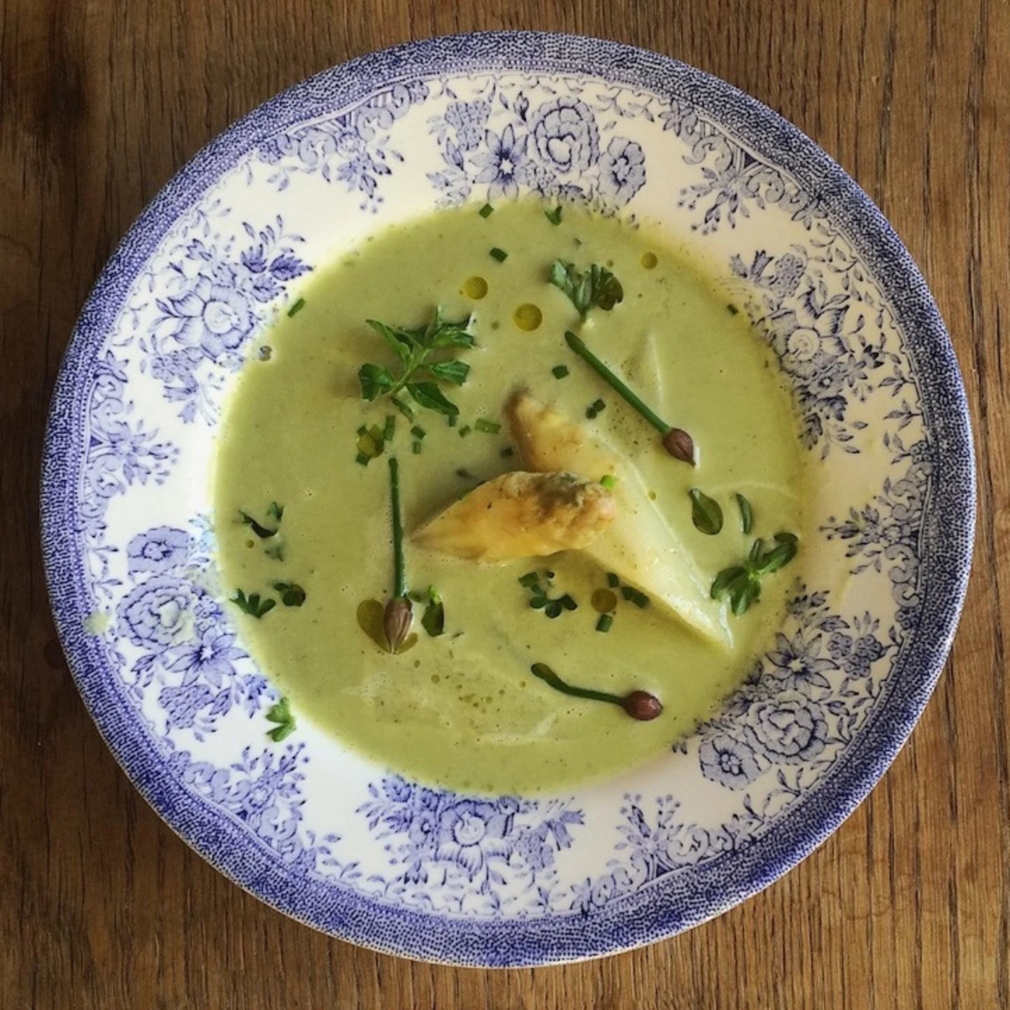 Nässelsoppa med ramslök och vit sparris